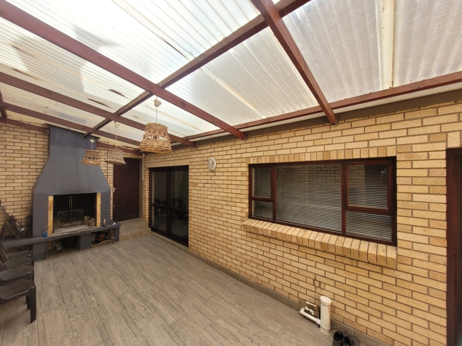 4 Bedroom Property for Sale in Wavecrest Eastern Cape